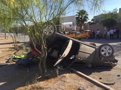 Volcadura. El Ford Focus de procedencia extranjera terminó completamente destrozado sobre el camellón central.