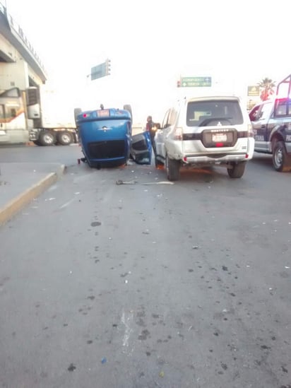 La unidad volcó en la parte baja del Puente del Campesino. (EL SIGLO DE TORREÓN) 