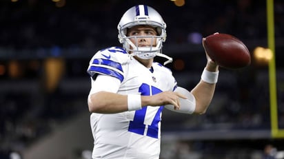 Kellen Moore se fracturó la tibia en la pretemporada pasada y no pudo jugar en la campaña, su puesto lo tomó Dak Prescott. (Archivo)