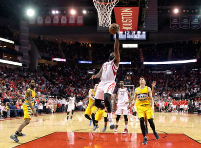 James Harden se enfila al aro para meter la canasta ganadora en el triunfo de los Rockets 125-124 sobre Nuggets de Denver. James Harden le da el triunfo a los Rockets