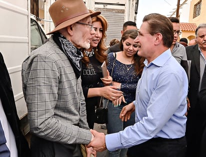 Recorrido. El gobernador de Durango convivió con habitantes de la comunidad, acompañado por el alcalde Enrique Corral. 