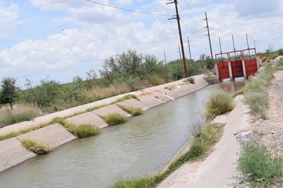 Accidente.  El joven resbaló y cayó al interior del canal. Su cabeza pegó en el concreto. 