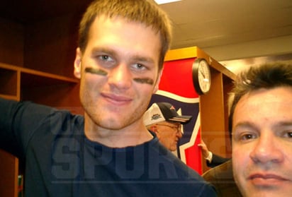 Ortega posa junto a Tom Brady.