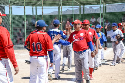 Los equipos que se reunieron para celebrar el Primer Encuentro Interseccional del Frente posaron para las fotografías del recuerdo.