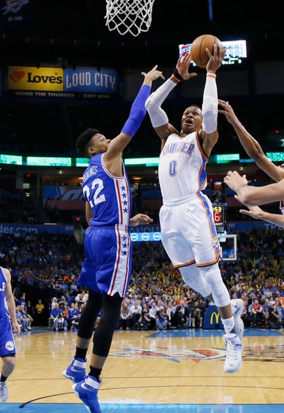 Russell Westbrook (d) anotó 18 puntos, bajó 11 rebotes y repartió 14 asistencias y no falló ningún tiro en la victoria del Thunder. (AP)