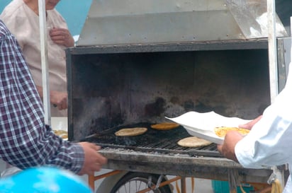 Aumentar de peso por comer en la calle está asociado a la preparación de los alimentos, pues éstos generalmente tienen más grasa y se sirven en mayores cantidades. (ARCHIVO)