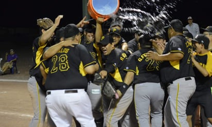 En un ambiente festivo los equipos saltaron al terreno de juego para disputarse el gallardete de la temporada “Rubén Flores Acosta”. (EL SIGLO DE TORREÓN)