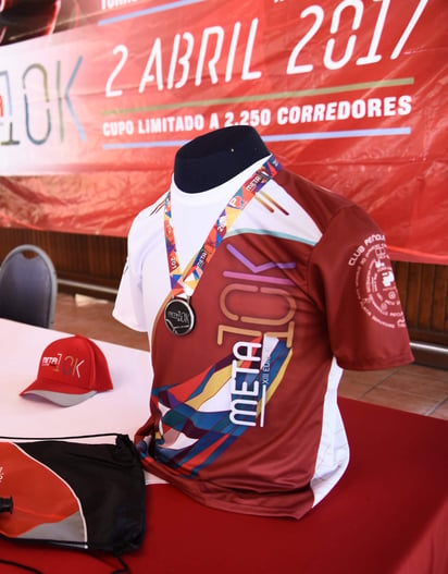 Se presentó el kit oficial de participación para los deportistas que participarán en la carrera del próximo domingo dos de abril. (JESÚS GALINDO)