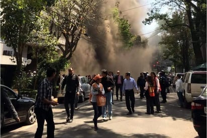 Según el peritaje inicial de los bomberos, el siniestro inició en el sótano de un edificio de 14 pisos en Masaryk 111 después de un cortocircuito. (TWITTER)