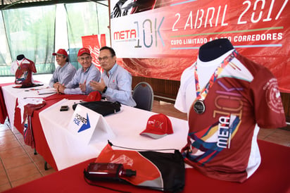 El comité organizador presentó la playera, medalla, gorra, bolsa deportivo y cilindro oficial, que les obsequiarán a los atletas que se inscriban en la competencia atlética del primer domingo de abril. (Fotografía de Jesús Galindo)