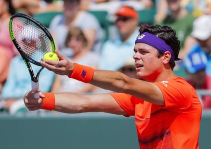 Milos Raonic derrotó 7-5, 6-3 a Viktor Troicki y avanzó a la tercera ronda en el Masters 1000 de Miami. (EFE)