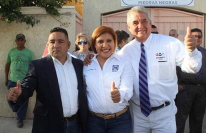 Lariza Montiel Luis registró su candidatura a la presidencia municipal de Piedras Negras en el comité municipal del Instituto Electoral de Coahuila. (EL SIGLO DE TORREÓN) 