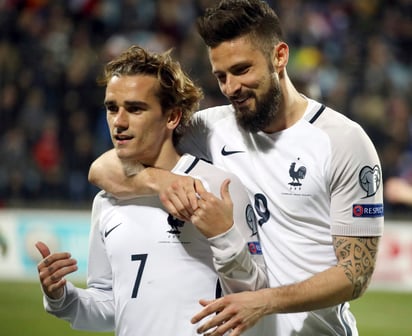 Olivier Giroud (d) anotó dos goles, mientras que Antoine Griezmann (i) marcó el otro en la victoria de Francia 3-1 sobre Luxemburgo. (AP)