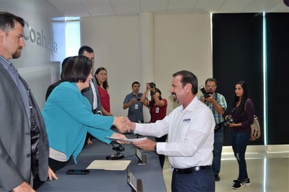 ‘Carrera’. A las 8:30 horas del sábado acudió Luis Horacio Salinas al Instituto para recibir su acuse de solicitud.
