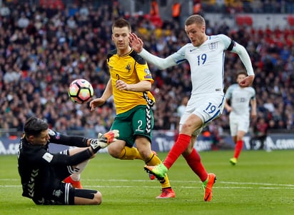 Jamie Vardy (d) anotó el segundo gol de Inglaterra en la victoria 2-0 sobre Lituania. (AP)