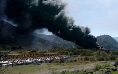 La explosión que ocurrió hoy lunes fue presumiblemente a consecuencia de una toma clandestina para extraer combustible de manera ilegal. (TWITTER) 
