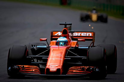 Fernando Alonso no pudo llegar a la meta en el Gran Premio de Australia. (EFE)