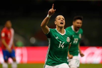 El “Chicharito” salió con un golpe al final del partido del pasado viernes frente a Costa Rica y el técnico colombiano del “Tri”, Juan Carlos Osorio, señaló que sería analizado su estado físico. (ARCHIVO)