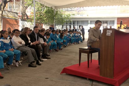 Talento. Sergio Vargas deleitó a alumnos, profesores y funcionarios públicos con Impromptu Fantasía de Federico Chopin.