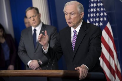 Advertencia. Jeff Sessions (derecha) dio un ultimátum a las alrededor de 200 ciudades santuarios.