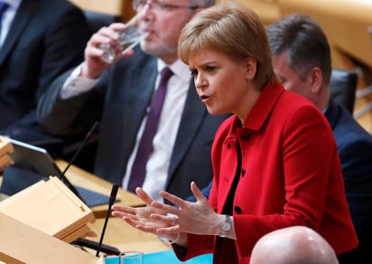 Sturgeon afirmó en el debate de hoy que espera que Londres acepte que Escocia 'tiene derecho a decidir su propio futuro', como hizo en 2012. (AP)