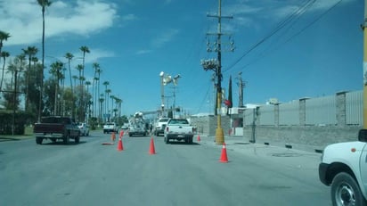 El camión de carga subió a una banqueta y dañó al menos tres postes de alumbrado, señalética y cables de telefonía. (EL SIGLO DE TORREÓN)