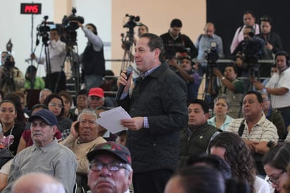 Ávila Villegas encabezó en Cuautitlán Izcalli el evento “Acciones por la Educación”, donde entregó laptops, tarjetas 'La Efectiva' y otros apoyos a alumnos de escuelas de la región. (NOTIMEX)