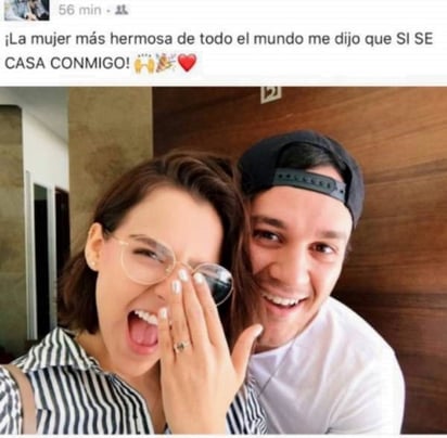 Anillo. La vlogger no dudó en mostrar la sortija en las redes.