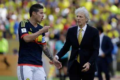 José Pekerman, entrenador de la selección de Colombia, y su jugador James Rodríguez, durante el encuentro de ayer en Quito. Pékerman no se define sobre gesto de James