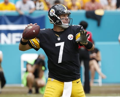 El mariscal de campo de los Steelers, Ben Roethlisberger, dejó entrever al finalizar la temporada pasada que podría retirarse. (Archivo)