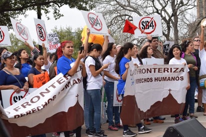 Mujeres sujetan pancartas en la capital de Texas, Austin, contra el proyecto de ley que pretende prohibir las 'ciudades santuario' en el estado de la estrella solitaria. (ARCHIVO)