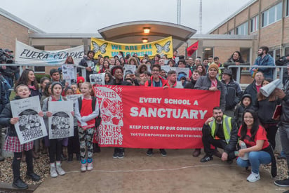 Solidarios. Estudiantes en Milwaukee esperan a los inmigrantes. (ESPECIAL)