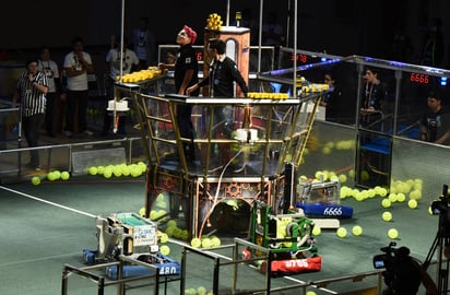 Duelo. Hoy sábado, se conocerá al campeón de la competencia de robótica FIRST Regional Laguna. (Jesús Galindo)