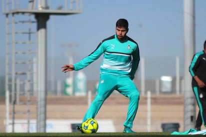 A pesar del paso irregular que lleva Santos Laguna en el presente torneo, el defensa del equipo Néstor Araujo observa que se acercan a lograr los objetivos trazados al arranque de la competencia. (Archivo)