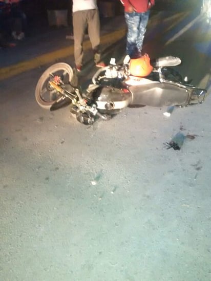 El motociclista se impactó con su parte frontal, en el costado posterior izquierdo del tractocamión, al igual que la motocicleta Italika. (EL SIGLO DE TORREÓN)
