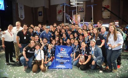 Destacan. El Colegio Cervantes de Torreón, ganó el 'Chairman´s Award', el reconocimiento más prestigioso que otorga FIRST. Con este premio, los estudiantes ganaron su pase al mundial. (RAMÓN SOTOMAYOR)

