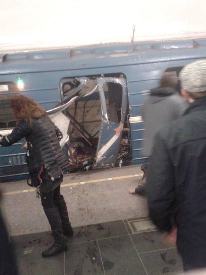 La explosión tuvo lugar entre dos estaciones antes de la salida de uno de los trenes del metropolitano de la antigua capital zarista. (TWITTER)