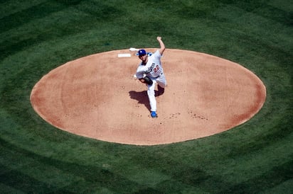 Clayton Kershaw lanzó siete entradas completas, permitió dos carreras (una limpia), no dio bases por bolas y ponchó a ocho enemigos. (AP)