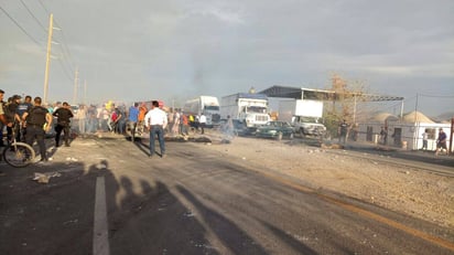 Bloqueo. Manifestantes piden detención de elementos de la DSPM que agredieron a cuatro jóvenes. (EL SIGLO DE TORREÓN)