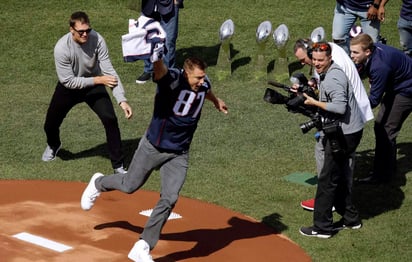 Gronkowski emprendió una graciosa carrera para evitar que su compañero de equipo lo atrapara, todo esto entre risas de los asistentes. 
