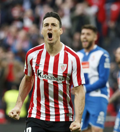 Aritz Aduriz anotó los dos goles el Bilbao en el triunfo 2-0 sobre Espanyol. (EFE)