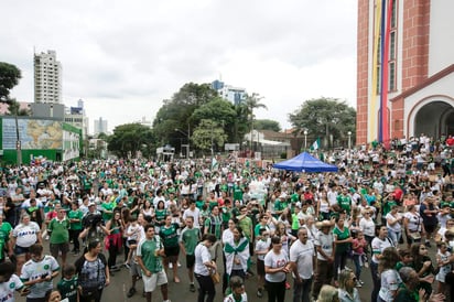 Aficionados participan hoy en la ciudad de Chapecó, del acto de homenaje a los colombianos por la ayuda que ofrecieron tras la tragedia aérea ocurrida la noche del pasado 28 de noviembre. (EFE)