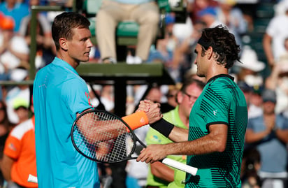 Tomas Berdych (i) estuvo cerca de eliminar a Roger Federer en el Abierto de Miami. (AP)