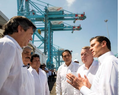 Evento. Enrique Peña Nieto (der.) y Lars Lokke Rasmussen (segundo de der. a izq.), inauguraron la Terminal.