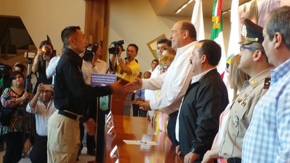 Celebran. El gobernador Rubén Moreira estuvo en la graduación de cadetes de Fuerza Coahuila.