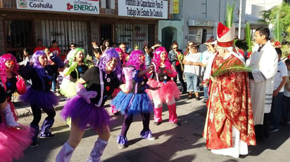 En el camino, monseñor se detuvo para ver al grupo de las payasitas del centro comunitario La Rosita. (IVÁN CORPUS)