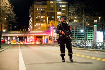 La policía señaló que, aunque es difícil determinar si el material encontrado era explosivo, el estallido fue mayor que la del dispositivo utilizado para detonarlo. (AP)