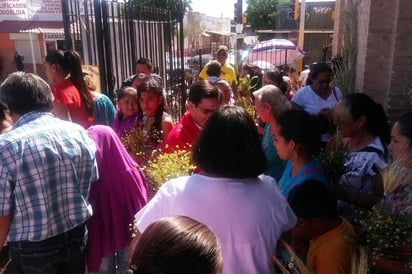 Celebración. Como marca la tradición, los creyentes en la Iglesia Católica participaron en la bendición de los ramos.