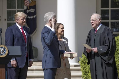 Gorsuch se ha convertido en el primer juez del Supremo estadounidense en ser aprobado por mayoría simple por el Senado, después de que los republicanos, quienes lideran la Cámara Alta, maniobraran y cambiaran las reglas legislativas para evitar el bloqueo demócrata. (EFE)