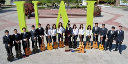 La Rondalla juvenil está integrada por 19 jóvenes de la secundaria y el bachillerato de la UAL.